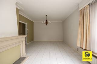<p><span>Dit fijne gelijkvloerse appartement van 74m² is gelegen in Wilrijk en biedt een ideale combinatie van ruimte en functionaliteit. Gelegen in een groene en rustige woonbuurt met goede verbindingen naar omliggende invalswegen, openbaar vervoer en lokale winkels en andere voorzieningen.</span></p><p><span> </span></p><p><span>We komen het appartement binnen via een ruime inkomhal die alle kamers met elkaar verbindt. De ingebouwde vestiairekast biedt een praktische oplossing om jassen op te bergen. In de hal is tevens een apart toilet te vinden.</span></p><p><span> </span></p><p><span>De woonkamer geniet van een aangename lichtinval dankzij de grote raampartijen. De ruimte is voldoende groot voor een grote eettafel en een comfortabel salon. Een statige sierschouw vervolledigd het geheel. De overvloedige lichtinval maakt dit ruime vertrek een ideale plek om te ontspannen en te leven.</span></p><p><span> </span></p><p><span>De keuken is functioneel ingericht met een gasvuur, gootsteen en verschillende kasten. Kortom een praktische keuken voor dagelijks gebruik.</span></p><p><span> </span></p><p><span>Er is een volwaardige slaapkamer aanwezig die werd aangekleed met een nette laminaatvloer. De ruimte biedt voldoende plaats voor een dubbel bed en grote kast.</span></p><p><span> </span></p><p><span>De badkamer werd kortgeleden gerenoveerd en beschikt over een ruime inloopdouche, lavabo en handdoekradiator. Er werd gekozen voor een afwerking met verzorgde tegels die onderhoudsvriendelijk zijn en het geheel een moderne uitstraling geven.</span></p><p><span> </span></p><p><span>Het appartement beschikt tevens over een kelderbering en garage. Deze laatste is onder het gebouw, aan de zijkant terug te vinden.</span></p><p><span> </span></p><p><span>Troeven</span></p><p><span> </span></p><ul><li><span>Centrale ligging</span></li><li><span>Vernieuwde badkamer</span></li><li><span>Kleinschalig gebouw</span></li><li><span>Beperkte gemeenschappelijke kosten</span></li><li><span>Inclusief garage</span></li></ul><p><span> </span></p>