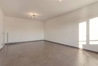<p><span>Instapklaar hoekappartement op hoogste verdieping met zuid terras op gunstige locatie</span></p><p><span> </span></p><p><span>Dit instapklare appartement is gunstig gelegen op aan de Acht Eeuwenlaan in Edegem, een gegeerde en residentiële buurt met een vlotte bereikbaarheid. Winkels, scholen, openbaar vervoer, Domein Hof ter Linden en belangrijke invalswegen bevinden zich in de nabije omgeving. De combinatie van rust en bereikbaarheid maakt deze locatie ideaal voor zowel eigen bewoning als investering.</span></p><p><span> </span></p><p><span>INDELING</span></p><p><span>Het appartement heeft een bewoonbare oppervlakte van 87 m², is gelegen op de bovenste verdieping en werd in 2012 gerenoveerd. </span></p><p><span>Je komt binnen in een ruime inkomhal voorzien van een gastentoilet. De ruime leefruimte is licht en stil dankzij de hoeklocatie. Aansluitend ligt de goed uitgeruste keuken die desgewenst kan opengemaakt worden. Verder beschikt het appartement over twee volwaardige slaapkamers en een badkamer met bad/douchecombinatie. Via beide kamers is er toegang tot het zuid gericht terras aan de achterzijde.</span></p><p><span> </span></p><p><span>De  extra ruime en hoge garagebox is groot genoeg voor het plaatsen van een camionette en kan aangekocht worden voor 30.000€.</span></p><p><span>De gemeenschappelijke kosten bedragen €110.</span></p><p><span> </span></p><p><span>BIJZONDERHEDEN</span></p><p><span>- verzorgd en instapklaar appartement</span></p><p><span>- eigen nutsvoorzieningen (water en gas)</span></p><p><span>- lage maandelijkse lasten</span></p><p><span>- dak conform geïsoleerd</span></p><p><span>- geschikt als investering of eigen bewoning</span></p><p><span> </span></p><p><span> </span></p><p><span> </span></p><p><span> </span></p>