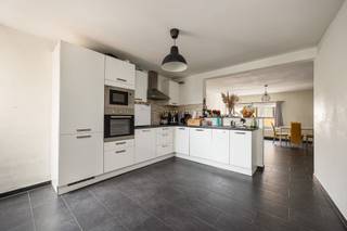 Erg rustig en toch centraal gelegen duplex appartement. Dit appartement is volledig gerenoveerd in 2016 en gelegen in het hart van de gemeente...