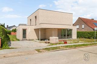 <p>Te koop: moderne en energiezuinige nieuwbouwvilla in Marke<br /><br />In het groene en gegeerde Marke bevindt zich deze kwalitatieve nieuwbouwvilla, waar luxe, ruimte en energiezuinig wonen centraal staan.<br /><br />Indeling: inkom met vestiaire, grote bureauruimte, toilet, de royale lichtrijke leefruimte met open keuken vormt het hart van de woning, waar grote raampartijen zorgen voor een overvloed aan natuurlijk licht en een prachtig zicht op de tuin, bijkeuken/wasplaats, 4 slaapkamers en twee moderne badkamers, ideaal voor gezinnen of wie ruimte en privacy belangrijk vindt.<br /><br />Buiten is er een overdekte carport en werd reeds een voorziening voor een zwembad voorzien.<br /><br />Een extra troef is de mogelijkheid om de woning naar eigen smaak af te werken, waarbij je zelf de materialen kan kiezen en zo jouw droomwoning realiseert.<br /><br />Voor wie is dit ideaal?<br />Ideaal voor gezinnen of ruimtezoekers die op zoek zijn naar een energiezuinige nieuwbouwwoning in een rustige en groene omgeving.<br /><br />Te koop via Immo Beguin, jouw vastgoedexpert sinds 2009, met kantoren in Ronse, Waregem, Kortrijk, Deinze, Doornik en Lessines.<br />Meer info of bezoek aanvragen via: feline@immobeguin.be</p>