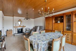 <p>Immo Pické biedt u dit uiterst gunstig gelegen appartement aan in Sint-Pieters-Leeuw, gelegen in de nabijheid van winkels, scholen, openbaar vervoer, invalswegen en alle voorzieningen. Dit appartement (tweede verdieping) bestaat uit een inkomhal, een een ruime woonkamer, een keuken, een toilet, een berging, twee slaapkamers (14,50 m2 en 12,50 m2) en een badkamer met bad. Achteraan heeft dit appartement nog een balkon/terras. Dit appartement beschikt ook nog over een zolder van +- 25 m2 dat kan gebruikt worden door de eigenaar van dit appartement. Extra informatie: gunstige EPC (210 label C, opgemaakt voor spouwmuurisolatie! ), CV op gas (2021), elektriciteit conform (2036), dak geïsoleerd, spouwmuur geïsoleerd, ... Verplichte aankoop privatieve garagebox voor 25.000 euro. Dit appartement is ideaal als investering of als startersappartement.</p>