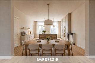 <p><em><strong>Wonen in een beschermd monument, met het comfort van vandaag</strong></em><br />In het hart van Turnhout krijgt één van de meest iconische herenhuizen van de stad een nieuw hoofdstuk. Residentie Het Gerecht is de stijlvolle renovatie van het voormalige Huis Van Hal, een beschermd neoclassicistisch monument uit 1886, ontworpen door architect Pieter-Jozef Taeymans.</p>
<p>Doorheen de jaren deed het gebouw dienst als privéwoning, arbeidsrechtbank en later als decor van het VTM-programma Mijn Pop-Up Restaurant. Vandaag wordt dit uitzonderlijke erfgoed met respect gerestaureerd en omgevormd tot een exclusieve residentie met slechts vier royale villa-appartementen.</p>
<p>Authentieke elementen worden zorgvuldig hersteld, terwijl moderne technieken, hedendaags comfort en een lift discreet worden geïntegreerd. Elk appartement beslaat een volledige verdieping en biedt maximale rust, privacy en ruimte.<br /><br /><strong><em>Het villa appartement op de tweede verdieping</em> <br /></strong>Dit appartement biedt bijna 210m² aan royale woonoppervlakte<strong>.</strong> De ruimte die we typisch zouden benoemen als “inkomhal” is dermate groot dat deze ruimte eveneens geschikt is als ontspanningsruimte, bureau, of 2<sup>e</sup> zithoek. De leefkeuken, eetkamer en zithoek staan met elkaar in verbinding en genieten langs 2 zijden van natuurlijk daglicht. Openslaande deuren geven uit op een heerlijk privaat terras aan de achterzijde, met daar een mooi uitzicht over een magnolia en de historische gebouwen van het Heilig Graf. De hoofdslaapkamer heeft een ensuite badkamer, de 2 overige slaapkamers delen de 2e badkamer.</p>
<p>Iedere eigenaar beschikt over een private kelderberging (27 tot 39 m²). Daarnaast blijven de historische wijnkelder en authentieke kolenkelder als gemeenschappelijke ruimtes behouden. De lift brengt u bovendien tot in de kelder.</p>
<p>Parkeren doet u onder uw private dubbele carport met aansluitende fietsenstalling. Daarnaast is een gemeenschappelijke afvalberging voorzien.<br /><br /><em><strong>Een hoogwaardige afwerking<br /></strong></em>Het appartement wordt volledig afgewerkt opgeleverd, met uitzondering van de definitieve schilderwerken. Een nieuwe parketvloer is al geplaatst, en ook de muren en plafonds worden gerestaureerd en alles krijgt reeds een eerste schilderlaag. Voor de keuken en badkamers kiest u zelf de materialen en inrichting. Hiervoor zijn ruime budgetten in de vraagprijs opgenomen.</p>
<p>Ook technisch wordt alles vernieuwd. Het appartement wordt voorzien van domotica, vloerverwarming, een Viessmann-warmtepomp, ventilatie D en voorbereidingen voor een gashaard. Zo geniet u van hedendaags comfort met behoud van het historische karakter.</p>
<p>Het appartement en de kelderberging worden verkocht onder registratierechten (2% of 12%). <br />Op de dubbele carport met fietsenberging is 21% btw van toepassing.</p>
<p>De restauratiewerken zijn volop aan de gang. De oplevering wordt verwacht rond het najaar van 2026.</p>
<p><strong>Een beschermd monument, slechts vier exclusieve villa-appartementen en een penthouse dat zijn gelijke in Turnhout nauwelijks kent.<br /></strong></p>