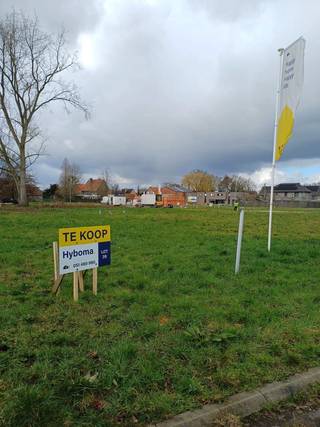Deze bouwgrond in Ooigem (Wielsbeke) is heel gunstig gelegen. Je woont er in de buurt van winkels, scholen en openbaar vervoer. Bovendien geniet je van een vlotte verbinding met de belangrijke invalswegen. De grootte van de villapercelen en de ruime voorschriften bieden je tal van mogelijkheden. Hier bouwen wij jouw nieuwe, energiezuinige woning volledig op maat, tegen een vaste prijs. Contacteer ons en ontdek alle mogelijkheden.