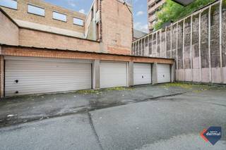 Op zoek naar een veilige en rendabele investering in het hart van Oostende? Deze afgesloten garagebox, gelegen in de residentie Mercator, bevindt zich op een uiterst centrale ligging, op wandelafstand van winkels, de zeedijk en het openbaar vervoer. De garage is vlot bereikbaar en biedt een praktische oplossing voor het toenemende parkeerprobleem in de stad. Bovendien is de garage momenteel verhuurd, wat zorgt voor een onmiddellijk rendement. Een uitstekende opportuniteit voor zowel eigen gebruik of als investering. Contacteer ons voor meer informatie of een bezoek ter plaatse!