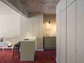 <strong>Stijlvol gerenoveerd appartement met twee slaapkamers en terrassen aan het Zuidpark</strong><br /><br />Een doordachte renovatie met oog voor detail en hoogwaardige materialen. Dit appartement overtuigt met zijn architecturale uitstraling, kwalitatieve afwerking en gunstige energiescore (EPC 118 kWh/m²/jaar – label B).<br /><br />Gelegen op de eerste verdieping van een verzorgde residentie, geniet u vooraan van een lichtrijke leefruimte die zich praktisch laat indelen in een zit- en eetgedeelte. De open keuken is functioneel ingericht en biedt rechtstreeks toegang tot het eerste overdekt terras met aansluiting voor wasmachine en droogkast.<br /><br />Via de nachthal bereikt u de eerste slaapkamer, een apart toilet en de badkamer met inloopdouche. Achteraan bevindt zich de hoofdslaapkamer met toegang tot het tweede terras, waar u in alle rust geniet van een aangenaam zicht.<br /><br />Houten vloeren, accenten in zichtbeton en verfijnde marmeren elementen geven het appartement een uitgesproken karakter en zorgen voor een tijdloze, stijlvolle uitstraling.<br /><br />De indeling is doordacht en praktisch. Dankzij de centrale ligging aan het Zuid bevinden het Zuidpark, de historische binnenstad, winkels, horeca en openbaar vervoer zich op wandelafstand.<br /><br /><strong>Kortom, een instapklaar appartement waar architectuur, comfort en een uitstekende ligging op harmonieuze wijze samenkomen</strong>.