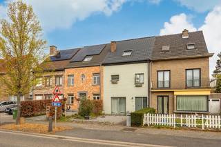 Ontdek deze charmante ééngezinswoning in Hemiksem. Deze woning combineert karakter met modern wooncomfort en staat garant voor jarenlang...