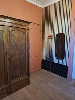 <p>Ruime en karaktervolle woning met grote zuidgerichte tuin en bos in Deftinge<br />Op zoek naar een ruime gezinswoning met karakter, veel leefruimte, een grote zuidgerichte tuin én een stukje bos?<br />Dan is deze halfopen bebouwing in het rustige Deftinge absoluut het ontdekken waard.<br />Deze charmante woning uit 1950 beschikt over maar liefst 251 m² bewoonbare oppervlakte en is gelegen op een mooi perceel van 15 are. De woning combineert authentieke elementen met tal van recente vernieuwingen, waardoor je hier comfortabel kunt wonen én nog volop mogelijkheden hebt om de woning verder naar eigen wens in te richten.</p><p>Bij het binnenkomen kom je terecht in een ruime inkomhal die toegang geeft tot de verschillende leefruimtes. Er is een gezellig salon, een aparte eetplaats en een bureau, ideaal voor wie thuis werkt. Daarnaast bevinden zich op het gelijkvloers een vernieuwde keuken en de badkamer.</p><p>Op de eerste verdieping zijn momenteel vier slaapkamers aanwezig. Er is bovendien de mogelijkheid om hier een tweede badkamer te creëren.<br />Via een vaste trap bereik je de ruime zolderverdieping. Deze ruimte doet momenteel dienst als naaiatelier, maar kan nog volledig naar eigen behoefte worden ingericht. Denk bijvoorbeeld aan extra slaapkamers, een hobbyruimte, een thuiskantoor, speelruimte of bijkomende leefruimte. </p><p>Er is een ruime garage, momenteel ingericht als workshopruimte, en daarnaast nog een afzonderlijke wasplaats met toilet.</p><p>Dankzij de twee opritten is er bovendien parkeergelegenheid voor maar liefst vier wagens.</p><p>Genieten van rust, groen en ruimte<br />Een van de absolute troeven van deze woning is de buitenruimte. Achter de woning bevindt zich een ruim terras en een grote zuid gerichte tuin, die verder overgaat in een eigen stukje bos. Een bijzonder aangename omgeving voor wie houdt van natuur, privacy, tuinieren of gewoon heerlijk buiten zijn.</p><p>Reeds belangrijke vernieuwingen uitgevoerd</p><p>Ontdek meer op www.elleboogstraat6.be en vraag een bezichtiging aan!</p>