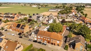 Deze grotendeels gerenoveerde woning met 3 slaapkamers, ruime tuin en rustige ligging biedt tal van mogelijkheden... ENKEL NOG DE VLOERPLAAT VAN...