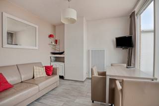 Dit penthouse is gelegen in het centrum van Nieuwpoort bad op enkele passen van de zee. Op de 10de verdieping van een propere residentie is er...
