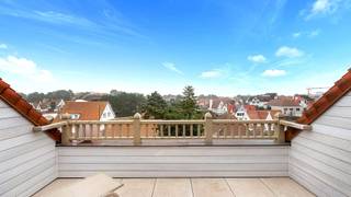 Ontdek dit ruim, zongericht dakappartement met vrij uitzicht op een absolute toplocatie in Knokke, op slechts enkele stappen van de Dumortierlaan en het strand. Dit energiezuinig appartement op de vierde verdieping, aan de zonnekant van de Zoutelaan, biedt u een uniek wooncomfort met ruime terrassen zowel voor- als achteraan. Dankzij de centrale ligging in het bruisende hart van Knokke geniet u van alle gemakken: winkels, restaurants en voorzieningen bevinden zich binnen handbereik. Uitzonderlijke aanbieding in een stijlvolle residentie. <br /><br />Indeling:<br />inkomhal met vestiaire en gastentoilet, zonnige leefruimte met open haard en toegang tot ruim, zongericht terras met vrij uitzicht, eetruimte met toegang tot een tweede terras achteraan, volledig ingerichte keuken, praktische berging/wasplaats. <br />Op de verdieping bevinden zich twee volwaardige slaapkamers met ingemaakte kasten, badkamer met ligbad, dubbele wastafel en toilet, douchekamer met wastafel en toilet. <br /><br />Privatieve kelder, vuilnislokaal en fietsenstalling.<br /><br />Mogelijkheid tot aankoop van een garage in de residentie.<br /><br />Bezoeken? Graag na afspraak met Avantimmo op het nummer 050 62 50 55