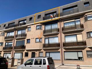 Gezellig dakappartement in een doodlopende straat op een derde verdieping nabij centrum met lift,het omvat 2 ruime slaapkamers, badkamer met ligbad,...