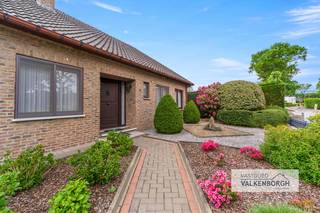 Bezoeken ter plaatse worden ingepland via e-mail: bart@vastgoedvalkenborgh.be <br /><br /><span>Gelegen aan de rustige Korenmolenweg 53 in het groene Zonhoven, bevindt zich deze uitstekend onderhouden woning op een absolute toplocatie, vlakbij natuurgebied De Teut én op korte afstand van het centrum van Zonhoven. Dankzij de vlotte bereikbaarheid combineert deze eigendom rust, natuur en comfort met alle dagelijkse voorzieningen binnen handbereik.</span><br />Deze ruime woning uit 1987 werd steeds met de grootste zorg onderhouden en is volledig instapklaar. Met haar royale woonoppervlakte, praktische indeling en tal van kwalitatieve extra’s vormt dit de ideale thuis voor (grotere) gezinnen of wie op zoek is naar comfortabel wonen met veel ruimte.<br /><br />Indeling: Gelijkvloers: inkom, leefruimte, keuken, veranda, bergruimte, slaapkamer één, slaapkamer twee met ingebouwde dressing, slaapkamer drie, badkamer, gastentoilet, sas en garage met sectionale poort. Via deze garage is er nog een toegankelijke ruime stockageruimte op verdiep waar de technische ruimte is voorzien.<br />1e Verdieping: ruime ingerichte zolder toegankelijke trap, overloop en twee zeer ruime slaapkamers waar er een infraroodcabine werd geïnstalleerd.<br />Kelder met veel opslagruimte aanwezig. <br /><br />Comfort: Deze woning van 1987 is in zeer goede staat van onderhoud en volledig instapklaar. De keuken is voorzien van een inbouwoven, inductiekookplaat , spoelbak en het werkblad is van graniet. De badkamer  is ingericht met een dubbele lavabo in massief graniet en een ruime inloopdouche, eveneens in massief graniet. In de bergruimte is er een aansluiting voor wasmachine, droogkast en afwasmachine. Alle binnendeuren zijn van eik.<br /><br />Tuin: zeer mooie onderhouden tuin met geautomatiseerde sproeinstallatie, overdekt terras met zonneluifel, tuinhuis met berg-en loungeruimte (inclusief geautomatiseerde screen), ruime extra garage met sectionale poort. De tuin is zuid georiënteerd en volledig omheind. Leuk vertoeven dus waar je in alle comfort en rust kan genieten van volledige privacy.<br /><br />Energie: 28 zonnepanelen van 250 WP/paneel met overdraagbare groenestroomcertificaten tot 2032 (230 € per certificaat), thuisbatterij van 15 KW, houten Meranti ramen met dubbel glas en overal rolluiken aanwezig. Ventilo-convectoren op gelijkvloers en radiatoren boven. Verwarming op stookolie. Boiler van 150 liter en reserveboiler met hetzelfde volume. Houtkachel in de leefruimte. Dak is geïsoleerd.<br />EPC-score: 243kWh/m². <br /><br />Ruime parkeergelegenheden voorzien voor meerdere voertuigen.<br /><br />Bewoonbare opp.: 213m².<br />Perceel opp.: 8a76ca.<br />KI: 1.157 €<br />Vraagprijs: 525.000 €<br />Meer informatie via kantoor op 0475/555903 of bart@vastgoedvalkenborgh.be<br /> <br /><br /> 