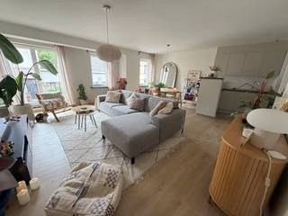SUPER gezellig gerenoveerd appartement met groot terras en autostaanplaats1 STE VERD  MET LIFT sfeervolle living met open ingerichte moderne keuken,...