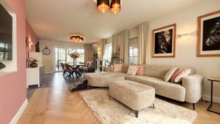 <p>Deze ruime woning werd volledig opgefrist in 2025 en biedt een aangename combinatie van comfort, ruimte en functionaliteit. De woning beschikt over 3 zeer ruime slaapkamers, een moderne badkamer, een ruime en lichtrijke leefruimte, een volledig geïnstalleerde keuken en verschillende polyvalente mogelijkheden.</p>
<p>Ook buiten heeft deze woning heel wat te bieden. De ruime, volledig omheinde tuin, het grote terras en het zwembad maken dit tot een heerlijke plek om te genieten van rust en buitenleven.</p>
<p>Via de inkomhal komt u binnen in de woning. Links bevindt zich een ruime kamer die momenteel ingericht is als extra leefruimte. Deze ruimte is bijzonder veelzijdig en kan perfect dienen als polyvalente ruimte, hobbykamer, speelkamer, bureau, extra slaapkamer of voor meerdere andere doeleinden.</p>
<p>Verder bevinden zich het gastentoilet en de toegang tot de ruime woonkamer. Dankzij de grote raampartijen is deze ruimte bijzonder lichtrijk en aangenaam. Op het gelijkvloers is airconditioning aanwezig en de pelletkachel zorgt tijdens de koudere maanden voor extra warmte en gezelligheid.</p>
<p>Vanuit de woonkamer bereikt u de moderne, volledig geïnstalleerde keuken. Aansluitend bevindt zich de gezellige eetruimte in de erker, met grote raampartijen en een mooi zicht op de tuin. De keuken geeft rechtstreeks toegang tot de tuin en staat eveneens in verbinding met de ruime wasruimte. Vanuit de wasruimte bereikt u het grote terras.</p>
<p>Op de verdieping bevinden zich 3 zeer ruime slaapkamers, allemaal voorzien van airconditioning. De ruime master bedroom beschikt over een aparte dressing.</p>
<p>De ruime overloop is momenteel ingericht als bureauruimte, ideaal om thuis te werken of te studeren.</p>
<p>De moderne badkamer is uitgerust met een ligbad, ruime inloopdouche en dubbele wastafel.</p>
<p>Een absolute troef is de volledig onderkelderde woning. De kelder beschikt over een indrukwekkende hoogte van 2,60 meter en biedt tal van mogelijkheden voor stockage, hobby, werkruimte of andere doeleinden. Bovendien is de kelder zowel langs binnen als langs buiten bereikbaar.</p>
<p>Ook de buitenomgeving vormt een grote meerwaarde. De ruime, volledig omheinde tuin, het grote terras en het zwembad zorgen voor een ideale omgeving om te ontspannen en volop van het buitenleven te genieten.</p>
<p>Daarnaast beschikt de woning over 2 carports, één links en één rechts van de woning, waardoor er ruime parkeermogelijkheden op eigen terrein zijn.</p>
<p>De woning beschikt over een EPC-label B en is voorzien van zonnepanelen, dubbele beglazing en airconditioning.</p>
<h3>Pluspunten</h3>
- Volledig opgefrist in 2025<br />- EPC-label B<br />- 3 zeer ruime slaapkamers<br />- Airconditioning in alle slaapkamers<br />- Airconditioning op het gelijkvloers<br />- Master bedroom met aparte dressing<br />- Ruime overloop als bureauruimte<br />- Extra polyvalente ruimte met meerdere mogelijkheden<br />- Zeer ruime en lichtrijke woonkamer<br />- Pelletkachel<br />- Moderne, volledig geïnstalleerde keuken<br />- Eetruimte in de erker met zicht op de tuin<br />- Badkamer met ligbad, inloopdouche en dubbele wastafel<br />- Ruime wasruimte<br />- Volledig onderkelderd – 2,60 m hoog<br />- Kelder bereikbaar via binnen- én buitenzijde<br />- Zonnepanelen<br />- Dubbele beglazing<br />- Ruime, volledig omheinde tuin<br />- Groot terras<br />- Zwembad<br />- 2 carports – links en rechts van de woning<br />- Bijzonder veel natuurlijke lichtinval<br />
<p></p>
