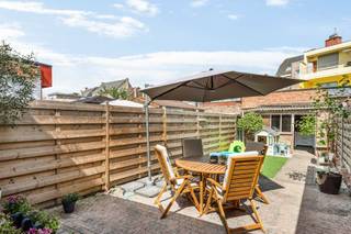 <p><span>Instapklare, stijlvol gerenoveerde woning met tuin in het hart van Rumst</span></p><p><span>Welkom in deze prachtig gerenoveerde rijwoning, ideaal gelegen in de gezellige dorpskern van Rumst. Van zodra u de woning binnenstapt, valt het open karakter meteen op. Dankzij de doordachte renovatie en de open indeling geniet u van een uitzonderlijk ruimtelijk gevoel. Aan de inkom bevindt zich een praktische, ruime wasruimte met voldoende plaats voor wasmachine, droogkast én de mogelijkheid om één of twee fietsen veilig binnen te stallen.</span></p><p><span>De leefruimte straalt licht en comfort uit en sluit naadloos aan op de volledig uitgeruste open keuken, waar koken en gezellig samenzijn centraal staan. Op het gelijkvloers werd gekozen voor een stijlvolle betonnen gietvloer met aangename vloerverwarming, wat zorgt voor een hedendaagse uitstraling en optimaal wooncomfort. Verder is er een apart gastentoilet aanwezig.</span></p><p><span>Via de leefruimte bereikt u de onderhoudsvriendelijke noordwestgerichte tuin, waar u in alle rust kunt genieten van de namiddag- en avondzon. De ruime buitenberging van ca. 15 m² biedt extra opslagruimte voor fietsen, tuinmateriaal of hobby's.</span></p><p><span>Op de eerste verdieping bevinden zich twee volwaardige slaapkamers, waarvan één is uitgerust met een automatisch rolluik. Beide slaapkamers én de woonkamer beschikken over airconditioning, zodat u het hele jaar door geniet van een aangenaam binnenklimaat. De moderne badkamer is ingericht met een ruime inloopdouche, een stijlvol badkamermeubel met lavabo en een tweede toilet.</span></p><p><span>Ook technisch is deze woning volledig in orde. De condensatieketel werd vernieuwd in 2023, de elektrische installatie is conform de geldende normen en zowel het platte dak achteraan als de achtergevel werden volledig vernieuwd en geïsoleerd. Hierdoor zal bij de opmaak van een nieuw EPC een </span><span>energiezuinig EPC-label B</span><span> worden behaald.</span></p><p><span> </span></p><p><span>Contacteer ons voor een bezichtiging via 015 200 999 of info@vastgoedplus.be</span></p>