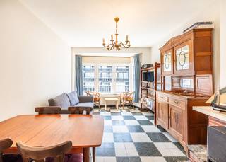 Located near the sea, in the small Cap D'Antibes residential complex, we find this apartment in need of renovation, featuring a beautiful side view of the sea. The apartment’s living area faces west, allowing plenty of natural sunlight to flood in during the afternoon.<br /><br />The apartment is laid out as follows: entryway | sun-drenched living area with a side view of the sea | semi-open kitchen | separate restroom | full-sized bedroom with a shower and access to the rear balcony.<br /><br />There is no elevator, so the homeowners' association fees are low.<br /><br />Are you looking for a renovation project near the sea? Don’t hesitate to contact us to schedule a visit.