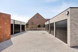 <span><span><strong>Laatste garage te koop in Residentie Christine – Staden</strong><br /><br />De garage bevindt zich achteraan Residentie Christine, een kleinschalige nieuwbouwresidentie in de Grote Veldstraat, een rustige zijstraat van de Sint-Jansstraat in het centrum van Staden. Dankzij de centrale ligging bevinden winkels, supermarkten, openbaar vervoer en andere voorzieningen zich op wandelafstand. Bovendien geniet u van een vlotte verbinding naar Roeselare, Diksmuide en Ieper.<br /><br />Enkel garage 5 is nog beschikbaar! Deze garage heeft een bruto oppervlakte van <strong>18,95 m²</strong> en is <strong>ideaal als parkeerplaats, opslagruimte of investering</strong>.<br /><br /><u>De garage is uitgerust met:</u></span></span>
<ul>
	<li><span><span>automatische sectionaalpoort;</span></span></li>
	<li><span><span>1 centraal lichtpunt;</span></span></li>
	<li><span><span>1 enkel opbouwstopcontact;</span></span></li>
	<li><span><span>1 afzonderlijk opbouwstopcontact voor de sectionaalpoort;</span></span></li>
	<li><span><span>drijfkracht (400 V), ideaal voor de installatie van een laadpunt voor een elektrische wagen.</span></span></li>
</ul>
<strong><span><span>Binnenafmetingen: 5,60 m diepte op 3,00 m breedte.</span></span></strong><br /><br /><span><span>Deze garage is ideaal voor buurtbewoners die nood hebben aan extra parkeer- of opslagruimte, maar vormt eveneens een <strong>interessante investering met verhuurpotentieel</strong>.<br />Wenst u meer informatie of een bezoek ter plaatse? Neem gerust contact met ons op via <strong>051 50 11 51 </strong>of mail naar diksmuide@diksimmo.be. Wij helpen u graag verder.</span></span>