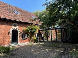 <p>Prachtig landgebouw genaamd "Hof De Vrysele" gelegen te Kontich aan de Groeningenlei 159A met bos en weiland, groot 1ha 03a 76ca.</p><p><br /> </p><p><u>Gelijkvloers </u></p><ul><li>Ruime living (±94m²) met panoramisch raam en open trap naar  verdieping</li><li>Keuken (­±5,5m²) met spoelbak, keramische kookplaat en dampkap</li><li>Technische ruimte (±7,5m²) met wasplaats, lavabo, boilerplaats</li><li>Wc-ruimte met berging / lavabo (±6m²)</li><li><p>Veranda (±13,7m²)</p><p><br /> </p></li></ul><p><u>Eerste verdieping</u></p><ul><li>Overloop met velux (± 28.5m²)</li><li>Slaapkamer 1 met velux (± 16.5m²)</li><li>Slaapkamer 2 met velux (± 43.5m²)</li><li>Badkamer 1 (± 10m²) met ligbad, dubbele lavabo en wc</li><li>Badkamer 2 (± 8m²) met ligbad, dubbele lavabo en wc</li></ul><p><br /> </p><p><u>Algemene info</u></p><ul><li>Houten buitenschrijnwerk met isolerend glas</li><li>Pannendak met veluxen</li><li>Elektrische vloerverwarming met elektrische  en accumulatieverwarming</li><li>Waterleiding</li><li>Stedenbouwkundige bestemming: agrarisch gebied / parkgebied</li><li>Bouwvergunning: functiewijziging naar eengezinswoning vergund 16/03/2026</li></ul>