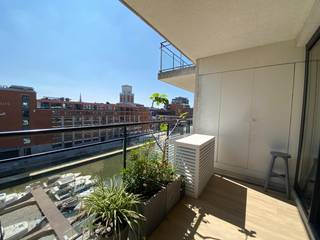 Droom je van een volgende thuis met zicht over de prachtig her aangelegde Haven van Leuven? Dit ruim en stijlvol appartement op de vijfde verdieping van een moderne residentie biedt het allemaal.<br /><br />Ideaal gelegen aan de jachthaven van Leuven, in de populaire hotspot Vaartkom, heeft dit appartement alles binnen handbereik: winkels, restaurants, bars, een Lidl-supermarkt en openbaar vervoer bevinden zich allemaal op minder dan twee minuten loopafstand. Het appartement bevindt zich op de vijfde verdieping en is bereikbaar met zowel een lift als een trap.<br /><br />Bij het binnenkomen tref je een inkomhal met een ruime vestiaire en directe toegang tot de lichtrijke leefruimte met open keuken.<br />Het appartement beschikt over twee volwaardige slaapkamers en twee comfortabele badkamers. Dankzij het ruime terras geniet je dagelijks van een prachtig uitzicht over het water en de stad.<br />De open keuken is voorzien van een combi-oven, frigo, inductie kookplaat, dampkap, vaatwasser en dubbele spoelbak.<br />Verder zijn er 2 praktische bergruimtes, alsook een ruime kelder, en is er extra comfort voorzien zoals airconditioning, vliegenramen, rolgordijnen en lichtarmaturen.<br />De autostaanplaats (met oplaadpunt) en gemeenschappelijke fietsenstalling zijn inbegrepen in de huurprijs.<br /><br />De uitstekende EPC-score (label A) wordt versterkt door de aanwezigheid van drie zonnepanelen, wat bijdraagt aan een energiezuinige en duurzame woonervaring.<br />Een unieke kans om te wonen op een plek waar kwaliteit, comfort en uitzicht samenkomen.<br /><br />Het appartement is zeer goed bereikbaar vanaf de E40 en E314 en ligt op slechts tien minuten wandelafstand van de hoofdwinkelstraten van Leuven.<br /><br />De huurprijs bedraagt € 1850 + € 80 gemeenschappelijke kosten. Alle nutsvoorzieningen zijn voor eigen rekening. Dit instapklare appartement is beschikbaar vanaf 1 februari 2026 en kan gehuurd worden als hoofdverblijfplaats met een langdurig huurcontract (minimaal drie jaar). Bent u benieuwd naar de indruk die dit pand op u zal maken? Plan dan een afspraak via 0496/819081