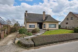 In Oetingen, omgeven door weide en velden, kan u deze statige villa terugvinden op een terrein van meer dan 17are. Deze woning werd traditioneel...