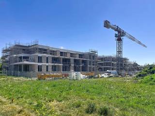 Met 32 exclusieve appartementen biedt Residentie Hagelberg een ideale thuisbasis voor zowel bewoners als investeerders.<br />Dit gelijkvloerse appartement ( A0.3 = 96m²) met riant zuidwest gericht en deels overdekt terras van 33 m²(!) omvat:<br />inkomhal met vestiaireruimte, berging, living met open keuken voorzien van ingebouwde toestellen, apart hangtoilet, 2 slpks, badkamer met douche en badmeubel met dubbele lavabo.<br />Volledige en nog vrij te kiezen binnenafwerking tot en met de laminaat in de slpks. <br />Uiterst energiezuinig ( E10 = A-Label ) dankzij zonnepanelen ( energiedelen) , warmtepomp met vloerverwarming(+koeling) en ventilatiesysteem D.<br />Ondergrondse staanplaatsen en kelderbergingen welke mee dienen aangekocht te worden.<br />Gelijkvloerse afsluitbare fietsenstalling en lift zijn voorzien. De werken zijn gestart.<br />Gelegen in een rustige omgeving met een centraal park en gelegen bij alle voorziening in handbereik en vlotte verbinding A12 combineert Residentie Hagelberg het beste van twee werelden.<br /><br />Prijs excl. btw en kosten. Download de brochure op https://durabrik.immo/berendrecht<br />Heb je vragen of wil je een bezoek brengen aan de site? Contacteer dan je bouwadviseur via 09 280 60 60 of mail naar info@durabrik.be.<br />De beelden en oppervlaktes zijn indicatief.<br />