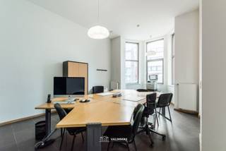 VALIMMAS verhuurt deze zeer commercieel gelegen kantoorruimte in het centrum van Asse, op de steenweg N9, tussen het Gemeenteplein en het station.    

De geheel bestaat uit een gemeenschappelijke centrale hall, een bureel vooraan met keuken (± 45m²), een hal en technisch lokaal, een bureel (± 16m²), en een modern ingerichte badkamer met douche.    
Het gebouw werd grondig gerenoveerd omstreeks 2010-2012: alles in zeer goede staat en uitgerust met alle hedendaags comfort.   
Individuele CV aardgas en individuele tellers. EPC = C.   

Optioneel: autostandplaatsen achteraan het gebouw mits € 65/maand/parking (voor zover nog beschikbaar).   

Gelegen in het volle centrum Asse, met alle centrumfuncties binnen handbereik: winkels, scholen, bushaltes, station, park Waalborre, sportcomplex, cultureel centrum, Markt, ...