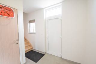 Deze ENERGIEZUINIGE recente woning is gelegen in een zeer rustige en groene omgeving. <br />Toch dichtbij alle winkels, scholen, invalswegen,...<br /><br />Indeling van de woning: inkom met gastentoilet, woonkamer met ruime openkeuken (uitgerust met alle toestellen), 3 ruime slaapkamers, badkamer met bad, inloopdouche en dubbele wastafel, ruime (volledig geïsoleerde) zolder en inpandige garage met automatische poort.<br /><br />De woning heeft een rustige omheinde tuin.<br /><br />Troeven:<br />- 10 zonnepanelen aanwezig<br />- laadpaal voorzien.<br />- woning wordt verwarmd op warmtepomp <br />- verduistering voorzien in de slaapkamers <br /><br />Beschikbaarheid: 1/08/2026. <br />Voor meer info of een bezoek: lisa@immoroba.be