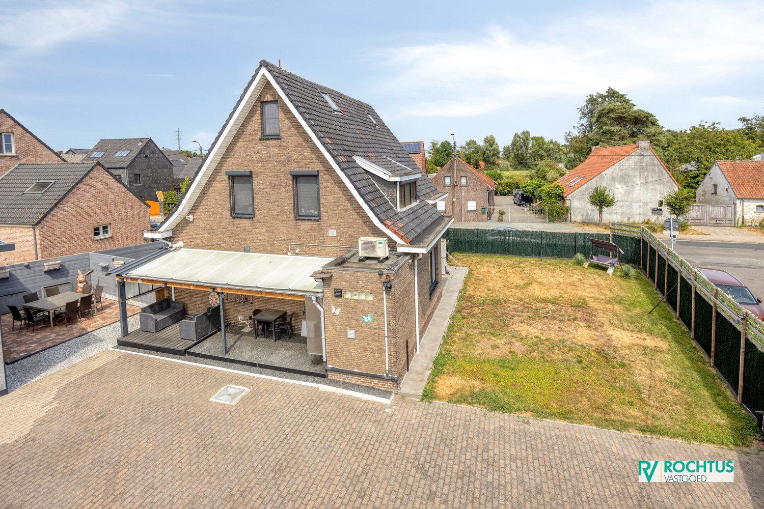Instapklare open bebouwing met 5 slaapkamers en 2 ruime garages - foto 3