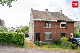 <p>Te renoveren halfopen bebouwing gelegen in het rustige, doodlopende gedeelte van de Kasteellaan in <span><span>Vinderhoute</span></span>. <br /><br />Deze woning geniet van een aangename en rustige ligging, omgeven door groen, met mooie wandelmogelijkheden in de directe omgeving. <br /><br />Bovendien bevindt u zich op korte afstand van scholen, openbaar vervoer, een vlotte verbinding naar Gent, <span><span>Eeklo</span></span> en de R4.</p>
<p>De woning omvat een leefruimte, keuken met aansluitende badkamer, twee ruime slaapkamers, een kelder en een zolderverdieping die de mogelijkheid biedt om een derde slaapkamer te voorzien.<br /><br />Buiten beschikt de woning over een grote zonnige tuin, een extra buitenberging en een afzonderlijke garage.</p>
<p>De woning dient volledig gerenoveerd te worden, maar biedt bijzonder veel mogelijkheden voor wie op zoek is naar een renovatieproject met potentieel. <br /><br />Ideaal voor wie een woning volledig naar eigen smaak en wensen wil creëren op een gegeerde locatie.<br /><br />Bel Top Vastgoed voor een bezoek op 0475 700 700</p>