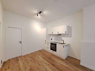 <strong>Recent vernieuwd 1-slaapkamerappartement</strong> met <strong>TERRAS </strong>op een uitstekende ligging in het <strong>centrum van Brugge</strong> in een zijstraat van de Hoogstraat.<br />Dichtbij winkels, openbaar vervoer en alle modaliteiten die de Brugse binnenstad te bieden heeft.<br />Een heel recente totaalrenovatie / vernieuwbouw in 2024 resulteerde in een comfortabele en energiezuinige woongelegenheid met hoogwaardige kwalitatieve afwerking en inrichting.  <br /><strong>+ Energielabel B! </strong><br />+ Uitstekende Mobiscore van 9,3 op 10! <br /><br />Omvat een lichtrijke leefruimte met volledig ingerichte open keuken, 1 slaapkamer, badkamer met inloopdouche, dubbele wastafel.<br />Gemeenschappelijke fietsenberging.  <br />Kosten : + 120 euro / maand Voorschot water en elektriciteit<br />#leukwonen #brugge<br /><br />Beschikbaar  1 oktober 2026