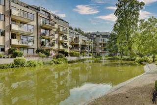 <strong>Riant appartement van 196m² met 4 slaapkamers, 2 badkamers en een schitterend terras te midden van groen en waterpartijen in Residentie "De Gulden Sporen". Deze residentie is volledig omheind met 2 automatische toegangspoorten, is ideaal gelegen ten opzichte van het centrum van Turnhout, de jachthaven, openbaar vervoer en alle openbare voorzieningen en biedt schitterende wandel- en fietsmogelijkheden langs het kanaal. Zeer gunstige EPC-score van 135 kWh/m²/jaar en asbestveilig. <span>De vraagprijs is inclusief een ondergrondse autostaanplaats ter waarde van 20.000 EUR.</span></strong><br /><br /><span>Indeling van het appartement: </span><br />De lift brengt u naar de 3e verdieping, waar de hal gedeeld wordt met slechts 1 ander appartement. We betreden dit appartement via een ruime inkomhal met daar het gastentoilet met handenwasser en voldoende ruimte voor een vestiairekast. Dubbele glazen deuren geven toegang tot de schiffterende leefruimte. Deze baadt in het natuurlijk daglicht dankzij de grote raampartijen, en is opgedeeld in een eetkamergedeelte, meerdere zithoeken en een open keuken. Het terras heeft een uniek uitzicht over de aangelegde parktuin met vijverpartij. <br /><br />De keuken is voorzien van veel kastruimte, een natuurstenen werkblad en kwaliteitstoestellen (dubbele spoelbad, vaatwasser, kookplaat op gas, ingebouwde oven en ingebouwde ijskast). Er is bovendien nog ruimschoots plaats voor een ontbijttafel. <br /><br />Er zijn 4 volwaardige slaapkamers (14m² - 14m² 11m² en 11m²) en 2 nette badkamers. De hoofdbadkamer is voorzien van hoekbad, de 2e badkamer is voorzien van een douchekamer en 2e toilet. <br /><br />Tot slot is er nog een praktische berging met daarin voldoende opbergruimte, de aardgasketel en de aansluitingen voor de was- en droogmachine. <br /><br /><span><strong>Inclusief een ondergrondse autostaanplaats (nummer SB 38) ter waarde van 20.000 EUR.</strong></span><br />
<p><span>Bijzonderheden<br /></span>- Gelegen in afgesloten domein met toegangspoorten<br />- Lift aanwezig <br />- Omringd door een grote gemeenschappelijke parktuin met vijverpartijen<br />- Verwarming op aardgas met radiatoren (recente HR top ketel) <br />- Asbestveilig<br />- Zeer gunstige EPC-score van 135 kWh/m²/jaar <br />- Volledig voozien van dubbele beglazing met vliegenramen <br />- Gemeenschappelijke fietsenstandplaats<br />- Gemeenschappelijke sorteercontainers <br />- Ideale oriëntatie van het terras en de leefruimtes op het Zuiden<br />- Videophonie <br />- Gemeenschappelijke kosten: € 243 / maand inclusief tuinonderhoud en verzekering</p>
Neem zeker al eens een kijkje in het appartement via het interactief grondplan: http://deboerenpartners.virtimmocontent.be/start-visit/4708