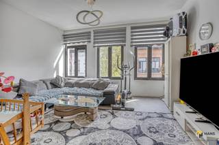 <p><span>Instapklaar appartement (66 m²) met 1 slaapkamer en bureau in Antwerpen (2018).</span></p><p><span> </span></p><p><span>In de Provinciestraat woon je vlakbij het Centraal Station - ideaal voor wie pendelt met het openbaar vervoer -, vlakbij het stadspark en ook op een boogscheut van het gezellige Zurenborg. Een gunstige locatie in hartje Antwerpen voor de stadsmus die graag overal dichtbij is!</span></p><p><span> </span></p><p><span>Je komt binnen in de leefruimte met open keuken. De grote raampartijen maken dat deze ruimte baadt in natuurlijk licht en dit zorgt ook voor een open gevoel. De keuken is uitgerust met alle hedendaags comfort: kookvuur, dampkap, spoelbak, ingebouwde oven. De badkamer is voorzien van een lavabo en inloopdouche. Aan de andere zijde van het appartement bevindt zich de slaapkamer met daar tussen een kinderkamer of bureau. </span></p><p><span> </span></p><p><span>Het appartement bevindt zich op de tweede verdieping van een kleinschalig gebouw, dat in 2021 tot in de puntjes gerenoveerd is. Het dak is vernieuwd, de elektriciteit is conform en ook zijn er nieuwe PVC-ramen geplaatst. Het gebouw beschikt over aparte meters voor de nutsvoorzieningen. Alle vernieuwingen resulteren in een uiterst gunstige EPC-score B (104). Momenteel is het appartement verhuurd aan €850/maand.</span></p><p><span> </span></p>