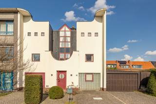 Bent u op zoek naar een woning waar design, lichtinval en functionaliteit naadloos samenkomen op een toplocatie in centrum Aartselaar? Deze...