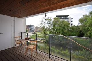 BEZOEKMOMENT VOLZET! Dit lichtrijke appartement is prachtig gelegen aan het water, op de Leiekaai in Gent. Het bevindt zich op de tweede verdieping van een verzorgd gebouw met lift.<br /><br />Bij het binnenkomen komt u terecht in de inkomhal, waar zich een apart toilet en een praktische berging bevinden met aansluitingen voor een wasmachine en droogkast. Verder beschikt het appartement over een ruime en lichtrijke leefruimte met open, volledig geïnstalleerde keuken. Vanuit de leefruimte hebt u toegang tot het ruime terras met buitenberging, ideaal voor extra opslag of het plaatsen van afval.<br /><br />Via de nachthal bereikt u de badkamer, uitgerust met lavabo, bad en douche. Daarnaast zijn er twee slaapkamers aanwezig: een ruimere slaapkamer en een tweede, kleinere kamer die perfect kan dienen als bureau of dressing.<br />Een extra troef is de inbegrepen autostaanplaats in de huurprijs, bereikbaar via een autolift. Bovendien beschikt het gebouw over een handige fietsenberging.<br /><br />Het appartement is beschikbaar vanaf 01/08/2026. Voor elektriciteit, gas en water zijn aparte tellers voorzien. Het appartement wordt verwarmd via centrale verwarming.<br />EPC: LABEL A - 20260601-0003880307-RES-1