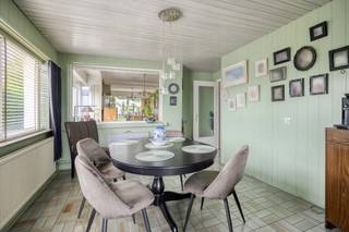 <p>Te koop: halfopen bebouwing in Sint-Katelijne-Waver met 3 slaapkamers, een zuidelijk gerichte tuin en gelegen in de velden.</p>
<p> </p>
<p>Deze woning in de Hertstraat combineert een ligging tussen de velden met een vlotte bereikbaarheid nabij openbaar vervoer, treinstation en belangrijke invalswegen. De halfopen bebouwing biedt een praktische indeling en tal van mogelijkheden voor wie op zoek is naar een huis met potentieel. De zuidgerichte tuin vormt een aangename buitenruimte om volop van de zon te genieten. Met drie slaapkamers is dit een interessante woning voor gezinnen of koppels die extra ruimte wensen.</p>
<p> </p>
<p>Belangrijkste ruimtes<br />• Woonkamer met aangename leefruimte en natuurlijke lichtinval<br />• Eetkamer aansluitend op de leefruimte<br />• Keuken <br />• Badkamer<br />• 3 slaapkamers<br />• Kelder met extra bergruimte<br />• Garage<br />• Veranda met aansluitende berging<br />• Zolder met bijkomende mogelijkheden<br />• Zuidelijk gerichte tuin</p>
<p> </p>
<p>Troeven<br />• 3 volwaardige slaapkamers<br />• Zuidgericht perceel met aangename tuin<br />• Rustig zicht op de omliggende velden</p>
<p> </p>
<p>Neem vandaag nog contact op met je ERA-makelaar voor een bezoek.</p>
<p> </p>
<p>JOUW DROOMHUIS. ZO GEVONDEN!</p>