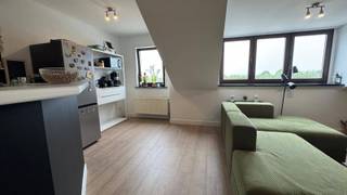 Ruim appartement met 2 slaapkamers en EPC B op toplocatie in Dendermonde – €230.000<br /><br />Bent u op zoek naar een ruim appartement op een uitstekende locatie? Dan is dit verzorgde appartement van 88 m² aan het Statieplein in Dendermonde zeker een bezoek waard.<br /><br />Het appartement bevindt zich op de 3de verdieping en beschikt over een lichtrijke leefruimte, een ingerichte keuken met praktische berging, 2 volwaardige slaapkamers, een aparte toiletruimte en een badkamer met zowel ligbad als aparte douche.<br /><br />Dankzij het gunstige EPC-label B (123 kWh/m²/jaar), de conforme elektrische installatie, het asbestveilig attest en de dubbele beglazing (ramen vernieuwd in 2017) bent u verzekerd van een energiezuinig en zorgeloos appartement.<br /><br />Extra pluspunt: de vernieuwing van de waterleidingen in het volledige appartement is reeds volledig betaald door de huidige eigenaars (investering van €2.286,93). De werken worden binnenkort uitgevoerd, waardoor de nieuwe eigenaar deze kost niet meer hoeft te dragen en meteen geniet van een vernieuwde waterinstallatie.<br /><br />De ligging is een absolute troef: vlak tegenover het station van Dendermonde, op wandelafstand van winkels, scholen en het centrum. Bovendien is er een grote gratis parking op de rechteroever en een fietsenstalling aan het station op minder dan 1 minuut stappen.<br /><br />Het appartement zal redelijk snel beschikbaar zijn, ideaal voor wie snel wil verhuizen.<br /><br /><br /><br />Troeven<br /><br />* Vraagprijs: €230.000<br />* 88 m² bewoonbare oppervlakte<br />* 2 slaapkamers<br />* 3de verdieping<br />* EPC B (123 kWh/m²/jaar)<br />* Conforme elektriciteit<br />* Asbestveilig<br />* Dubbel glas (2017)<br />* Badkamer met bad én aparte douche<br />* Apart toilet<br />* Berging naast de keuken<br />* Gratis parking vlakbij<br />* Station op wandelafstand<br />* Onmiddellijk beschikbaar<br />* Gemeenschappelijke kosten: ongeveer €67/maand