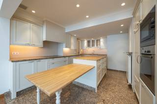 Comfortabel wonen met alle voorzieningen binnen handbereik. Dit charmante en perfect onderhouden appartement ligt in een verzorgde residentie,...