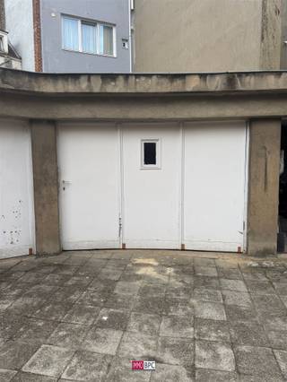 Garagebox aan de achterkant van een kleine mede-eigendom, ideaal om uw wagen te parkeren of als opslagruimte.Uitstekende opportuniteit voor een...