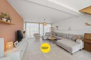 Instapklare woning (bwj 2011) met 3 ruime slaapkamers in Zandvoorde<br /><br />Gelegen in de rustige Boomgaardlaan 43 te Zandvoorde, vindt u deze verzorgde en lichtrijke woning die comfort en ruimte perfect combineert.<br /><br />Indeling: <br />De woning geniet van een oprit en voortuin via de inkom met apart toilet kom je in de leefruimte. De grote raampartijen zorgen voor ruimte en natuurlijk licht. De open keuken is volledig ingericht en recent opgefrist met een nieuw werkblad (Smeg-toestellen).<br /><br />De berging ligt aan de keuken en geeft toegang tot de zeer ruime garage. Deze berging is voorzien van inbouwkasten en biedt een praktische ruimte voor wasmachine en droogkast.<br /><br />In de zeer ruime garage (voorzien van een brede elektrische sectionale poort) is er plaats voor fietsen, je wagen en zelfs nog genoeg opbergruimte voor rekken en werktafel. <br /><br />Op de eerste verdieping:<br /> 3 ruime slaapkamers, elk met voldoende plaats voor een comfortabel slaap- en opbergcomfort.<br />Een badkamer met zowel bad als inloopdouche en een apart toilet.<br /><br />De zolderverdieping is toegankelijk via het zolderluik + trap. Genoeg opbergruimte dus!<br /><br />De zuidgerichte tuin is aangelegd met terras en is toegankelijk via de garagedeur, of via het schuifraam in de leefruimte.<br /><br />Extra troef: de woning heeft een energiezuinig EPC-label A, wat garant staat voor lage energiekosten en duurzaam wonen. (uiteraard is deze woning ook volledig asbestvrij gezien zijn bouwjaar)<br />De keuring van de huishoudelijke installatie is conform.<br /><br />Ligging/Locatie: Zandvoorde (deelgemeente Oostende) is gegeerd vanwege zijn snelle verbinding met zowel Oostende als Brugge, Gent enz. Maar ideaal voor wie wel rustig wil wonen. <br /><br />Interesse? Neem snel contact op voor een bezoek of meer info.<br /><br />De vermelde prijs is een richtprijs d.w.z. bij een richtprijs nodigt de verkoper geïnteresseerden uit om een bod uit te brengen, dit bod kan zowel hoger of lager liggen.
