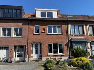 Deze charmante woning met 5 slaapkamers op4a56ca. Dit pand is gelegen in Mechelen-noord, nabij Tivolipark. Het centrum van Mechelen bereik je vlot met de fiets en dankzij de goede verbindingen naar de E19 en de R6 geniet je van een uitstekende bereikbaarheid. In de nabije omgeving vind je bovendien verschillende winkels en supermarkten.Je komt binnen via een ruime inkomhal met een authentieke trap naar de eerste verdieping.Op het gelijkvloers bevindt zich de leefruimte met aansluitend de veranda welke uitgeeft op de tuin. Verder beschikt het gelijkvloers over een keuken, toilet en toegang tot de kelder.Via de traphal bereiken we 3 slaapkamers, badkamer en vaste trap naar zolder.De zolder beschikt over 2 ruime slaapkamers en berging.Kom deze woning ontdekken en val direct onder de charme ervan!