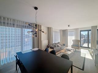 Prachtig, gemeubeld 2-kamerappartement te huur in de Handelsstraat in Brussels.Bij intrede komen we in een ruime inkomhal die verbonden is met de leefruimte en keuken. De leefruimte is modern ingericht. De keuken beschikt over alle nodige elementen: vaatwas, microgolfoven, koelkast, diepvries, stopcontacten en voldoende opbergruimte voor uw kookspullen.Aan de leefruimte is er een groot terras waar de zon de hele namiddag schijnt. Het terras loopt verder tot aan de slaapkamers en is zo verbonden met elke ruimte.Beide slaapkamers zijn ruim en voorzien van kasten en tweepersoonsbedden. Het pand bevindt zich op de 7e verdieping en is weg van het lawaai.Extra troeven:-Naast Warandepark-Dicht bij de Europese wijk-Dicht bij het metrostation Troon-Dicht bij het treinstation Brussel-Schuman-Dicht bij winkelcentra, horeca en supermarktenHet appartement, samen met de ondergrondse parkeerplaats, wordt verhuurd aan €2.250 + maandelijkse provisies van €300.Heeft u interesse in deze woning?Doe uw aanvraag via de website of mail ons via info.brussels@dewaele.com