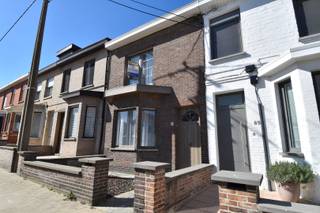 Deze woning in Lauwe is een ideale gezinswoning met een ruime tuin en garage. Met 3 slaapkamers biedt het voldoende ruimte voor een gezin. De...