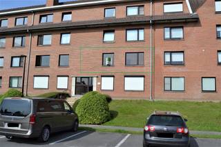 <p><span>Dit pas gerenoveerde appartement bevindt zich in een rustige wijk en toch vlakbij alle belangrijke invalswegen. Via de ruime inkomhal met apart toilet heeft u toegang tot de omvangrijke living. De living biedt plaats voor een groot salon en eetplaats. Vanuit de living kan u het balkon betreden dat zich aan de achterkant van het gebouw bevindt en een mooi vergezicht heeft. Naast de living vindt u de lichtrijke moderne keuken met aansluitend een berging/wasplaats. In de badkamer vindt u een bad/douche en lavabo. Bovendien heeft het appartement ook nog een apart toilet. Er zijn 2 ruime slaapkamers. In de kelderverdieping is er nog een autostaanplaats en berging. Huurprijs 670 euro per maand en 50 euro gemeenschappelijke kosten</span></p><p><span> </span></p><p><span>De belangrijkste troeven zijn: </span></p><p><span>- de grote ruimtes</span></p><p><span>- de uitstekende bereikbaarheid en toch rustig gelegen</span></p><p><span>- alle ruimtes zijn reeds voorzien van moderne lichtarmaturen</span></p><p><span> </span></p><p><span> </span></p>