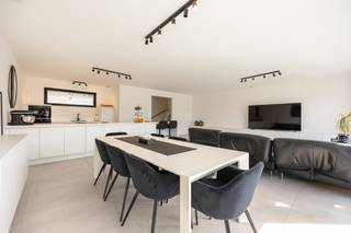 <p>Deze instapklare woning combineert grote leefruimtes met een praktische indeling en hedendaags comfort.<br />De woning heeft een energielabel “A” en is gelegen in een rustige, kindvriendelijke omgeving.</p>
<p><strong>GELIJKVLOERS</strong><br /><strong>Inkomhal van 20m²</strong> op tegel met gastentoilet en handenwasser.<br />De <strong>woonkamer van 50m²</strong> op tegel is voorzien van een TV-meubel en biedt via een grote schuifraam toegang tot de tuin.<br />Aansluitend bevindt zich de <strong>open keuken van 15m²</strong> met ontbijthoek en kookeiland. De keuken is uitgerust met een AEG-inductiekookplaat en geïntegreerde dampkap, een koelkast, vaatwasser, combi-oven, heteluchtoven en spoelbak.<br />De <strong>wasplaats van 13m²</strong> op tegel beschikt over aansluitingen voor wasmachine en droogkast en een ingebouwde kastenwand.<br />De volledig omheinde tuin beschikt over een <strong>terras van circa 30m².<br /></strong>De <strong>carport van 22m²</strong> is aangelegd met klinkers.</p>
<p><strong>1STE VERDIEPING</strong><br /><strong>De overloop van 10m²</strong> beschikt over een nachttoilet, linnenkasten en een technische ruimte.<br />De <strong>hoofdslaapkamer van 18m² </strong>heeft een aansluitende van <strong>dressing van 8m².</strong> De <strong>badkamer van 12m²</strong> is uitgerust met een ligbad, inloopdouche en dubbel lavabomeubel.<br />Verder zijn er nog een <strong>2<sup>de</sup> slaapkamer van 17m²</strong> en een <strong>3de slaapkamer van 19m².</strong></p>
<p><strong>BIJZONDERHEDEN<br /></strong>De vermelde “bewoonbare oppervlakte” is gebaseerd op de “bruikbare vloeroppervlakte” zoals vermeld in het EPC.<br /><strong></strong>Niko home control domotica-aansluiting, 19 zonnepanelen, vloerverwarming voor zowel verwarmen als koelen, dubbele beglazing, aluminium schrijnwerk, vaste vliegenhorren, aansluiting voor alarm en videofoon.</p>
<p><strong>POSITIEVE PUNTEN<br /></strong>Instapklaar<br />Energielabel “A”<br />Zéér goede bereikbaarheid<br />Kindvriendelijke omgeving<br />Gelegen in een doodlopende straat<br />Nabij winkels, scholen en openbaar vervoer</p>