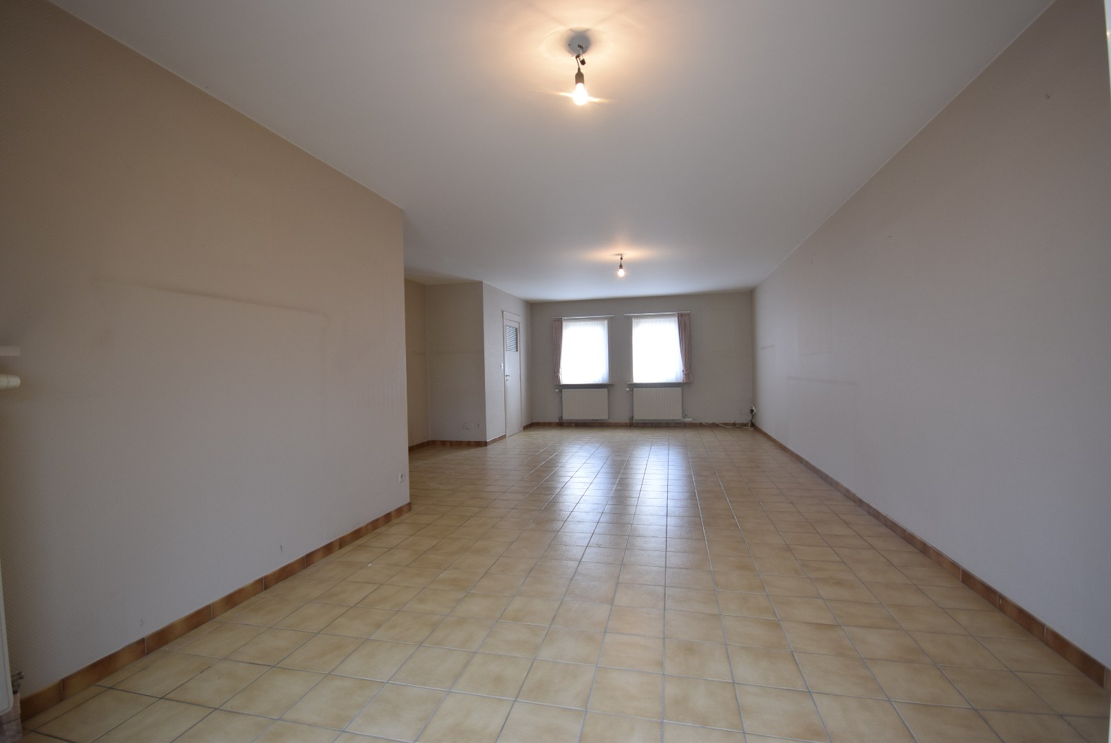 Charmante rijwoning met dubbele garage en ruime tuin in het centrum van Rumbeke - foto 5