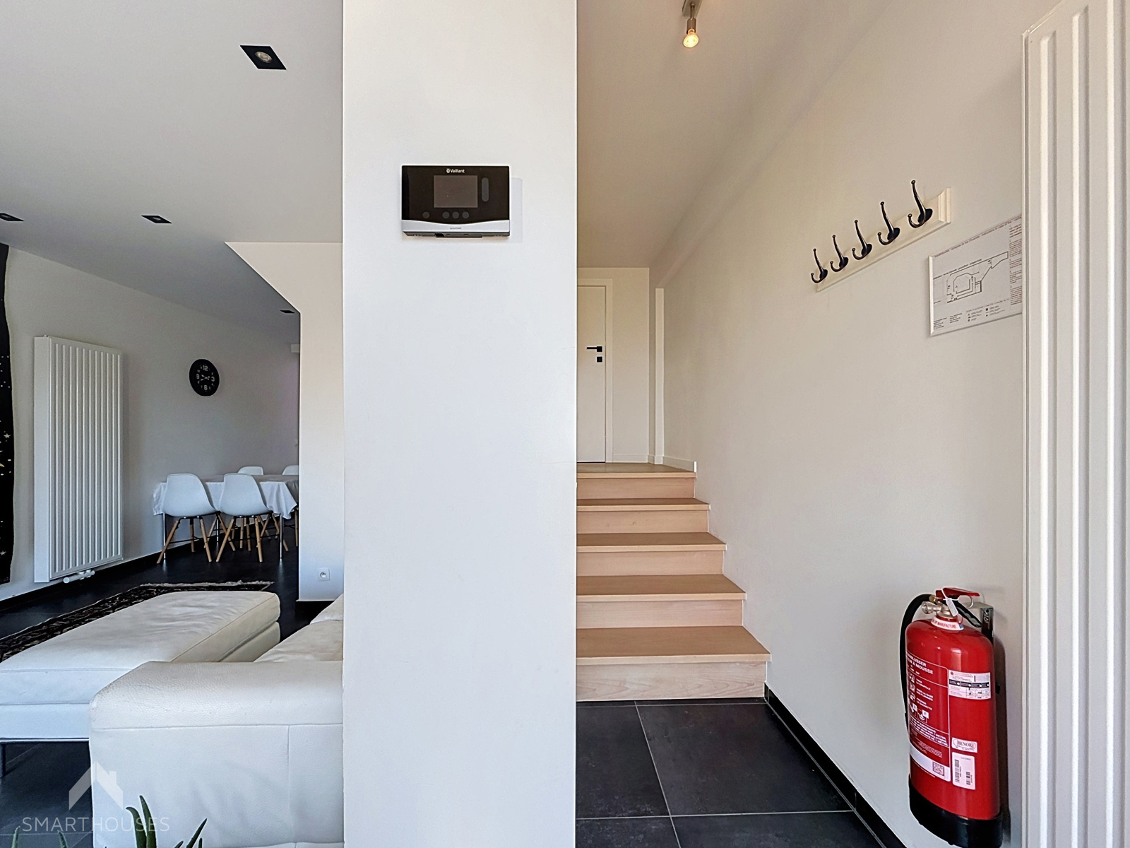 Bel-etagewoning met 2 slpkrs, ruime garage nabij strand - foto 2