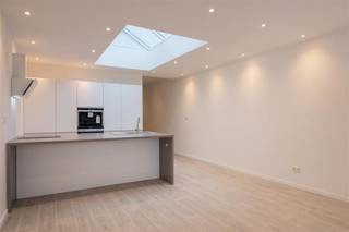 Ontdek deze volledig gerenoveerde woning, gelegen op een uitstekende locatie in het geliefde Wilrijk. De woning bevindt zich in een...