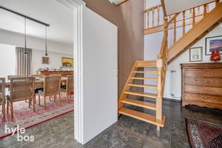 Deze ruime open bebouwing is zeer rustig gelegen en biedt u alle comfort en ruimte die u zoekt.Op het gelijkvloers betreedt u de woning via de...