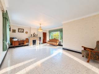 <strong>KARAKTERVOLLE TE RENOVEREN WONING</strong> uit 1964 geniet van een bijzonder aangename ligging in een <strong>DOODLOPENDE STRAAT VLAKBIJ HET KLUISBOS</strong>. Een rustige en groene woonomgeving vormt hier de ideale basis voor wie een woning volledig naar eigen smaak wil vernieuwen. De eigendom bevindt zich op <strong>een perceel van 441 M²</strong> en beschikt over een <strong>ZUIDGERICHTE TUIN</strong>. Binnen biedt de woning een <strong>STEVIGE STRUCTUUR </strong>en tal van mogelijkheden om de bestaande ruimtes opnieuw in te delen en te moderniseren. De <strong>RUIME EN LICHTRIJKE INKOMHAL</strong> zorgt meteen voor een aangename binnenkomst. Op het gelijkvloers bevinden zich onder meer een <strong>GEZELLIGE LEEFRUIMTE </strong>en keuken met rechtstreekse verbinding naar de tuin. De beschikbare ruimtes bieden heel wat <strong>RENOVATIE- EN INRICHTINGSMOGELIJKHEDEN</strong> om een hedendaagse leefomgeving te creëren. Verder beschikt de woning over <strong>4 RUIME SLAAPKAMERS</strong> en een<strong> INPANDIGE GARAGE</strong>, belangrijke troeven voor een toekomstige gezinswoning. Een eigendom met <strong>KARAKTER, EEN STERKE BASIS EN VEEL POTENTIEEL</strong>, op een bijzonder groene locatie vlak bij het KLUISBOS. Ideaal voor wie niet terugschrikt voor renovatie en hier een woning volledig naar eigen woonwensen wil vormgeven.<br /><br /><span><strong><u>Sommige beelden in deze publicatie werden met behulp van artificiële intelligentie gegenereerd!</u></strong></span><br /><br />Adres: Buissestraat 55 te Kluisbergen<br /><br />Vermelde oppervlakte op basis van metingsplan.<br />Renovatieplicht van toepassing; P-score: A, G-score: A; Bestuursmaatregelen in maatregelenregister: neen; Vrij bij akte