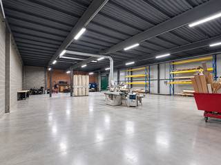<strong>Wervik - Loods met een oppervlakte van 405 m² te huur.</strong><br /><br />+ Sectionale automatische poort<br />+ Geïsoleerd<br />+ Gepolierde beton<br />+ 5 parkeerplaatsen<br />+ drijfkracht aanwezig<br /><br /><em>Huurprijs = 1800 euro + 1/12 onroerende voorheffing</em>